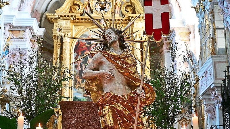 Der Auferstandene - die Barockfigur im Freisinger Dom findet in der Osterzeit immer einen prominenten Platz.