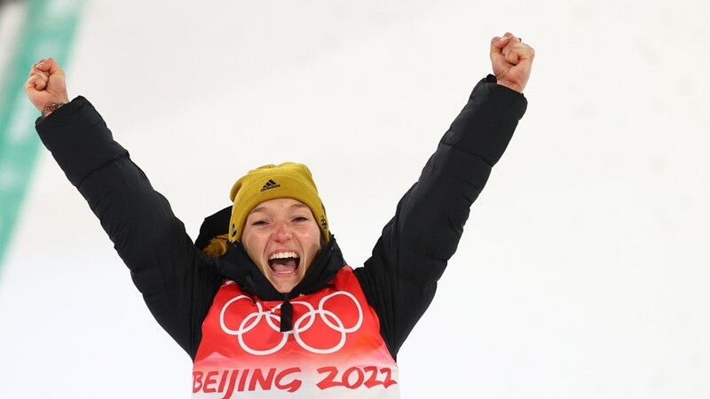 Katharina Althaus hat bei den Olympischen Winterspielen in China die erste Medaille für das deutsche Team gewonnen. Sie wurde Zweite und sicherte Silber.