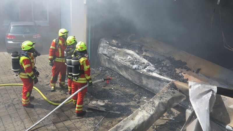 In Mainburg hat am Montagvormittag der Carport in der Nähe des Altenheims gebrannt.