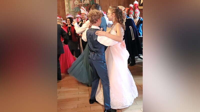Traditionell tanzten die Prinzenpaare im Kurfürstenzimmer einen Walzer.