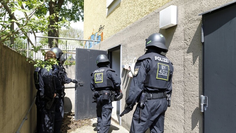 Auf dem Areal der Prinz-Leopold-Kaserne in Regensburg trainieren Einsatzkräfte der Bereitschaftspolizei für den Ernstfall.