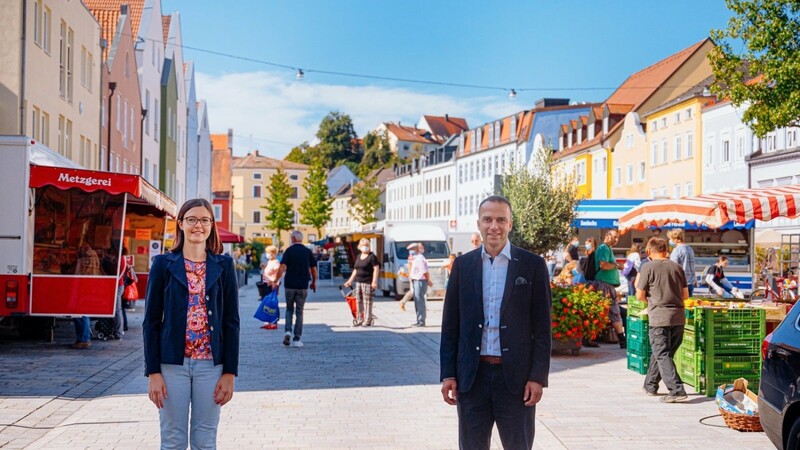 Aushängeschild der Stadt: Ordnungsamtsleiterin Judith Forster und Erster Bürgermeister Armin Grassinger sind in puncto Wochenmarkt einer Meinung.