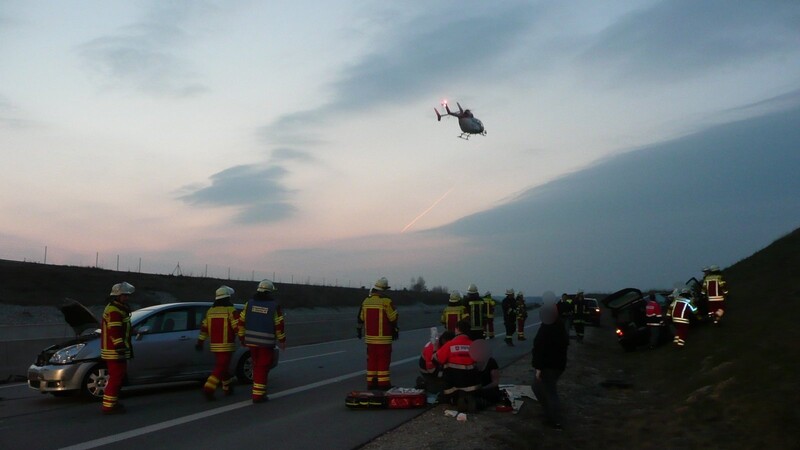 Bei dem Unfall auf der B15 neu bei Schierling wurden zwei Personen verletzt. (Foto: Claudia Jörchel)