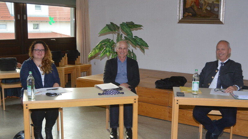 Diplomingenieur Stefan Längst (Mitte, neben Bürgermeister Josef Reff) und seine Kollegin stellten die Außenplanung für die neue Kinderkrippe vor.