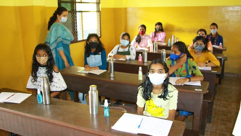 Ausgerüstet mit Desinfektionsmittel und Masken darf ein Teil der Patenkinder wieder in den "Schritt für Schritt"-Schulen lernen.