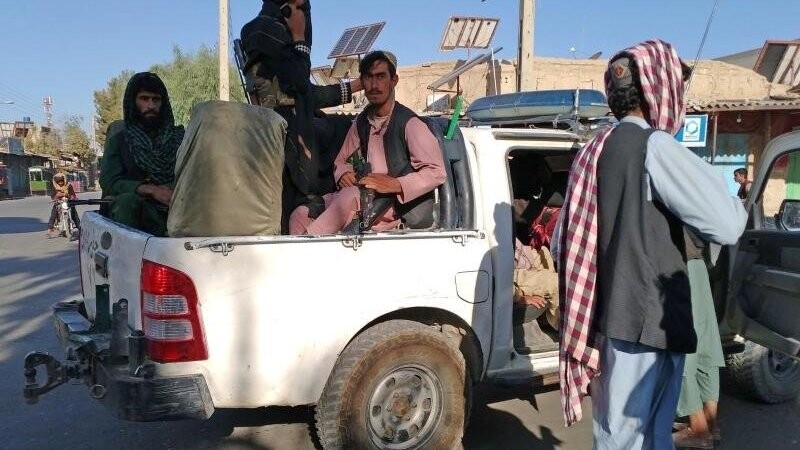 Taliban-Kämpfer patrouillieren in der Stadt Farah. Die militant-islamistische Gruppe weitet ihren schnellen Vormarsch weiter aus.