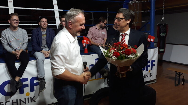 SPD-Chef Dr. Olaf Sommerfeld (rechts) gratulierte Parteikollege Peter Stranninger in der Boxarena zur Nominierung als OB-Kandidat für die Wahlen 2020.