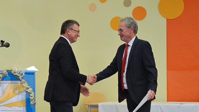 Schulrat Michael Schütz überreicht Rektor Helmut Lallinger die Urkunde der Versetzung in den Ruhestand. Er dankte ihm für sein jahrelanges Engagement an der Josef-von-Eichendorff-Schule.