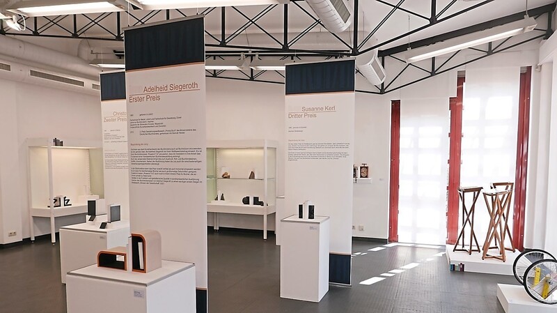 Blick in die Ausstellung "Stützen der Gesellschaft - Buchstützen neu entdeckt" im Handwerksmuseum Deggendorf.