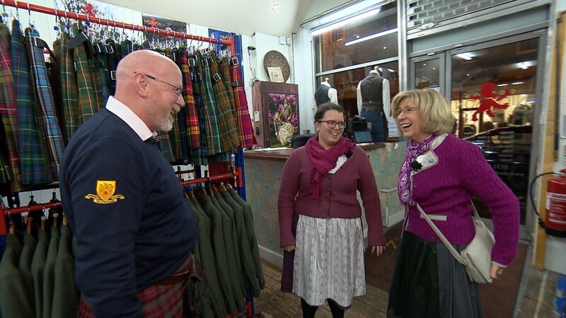 Der schottische Chef Gordon begrüßt die bayerischen Tausch-Arbeiterinnen in seinem Laden.