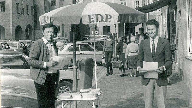 FDP-Mitglieder am Infostand in Vilsbiburg.