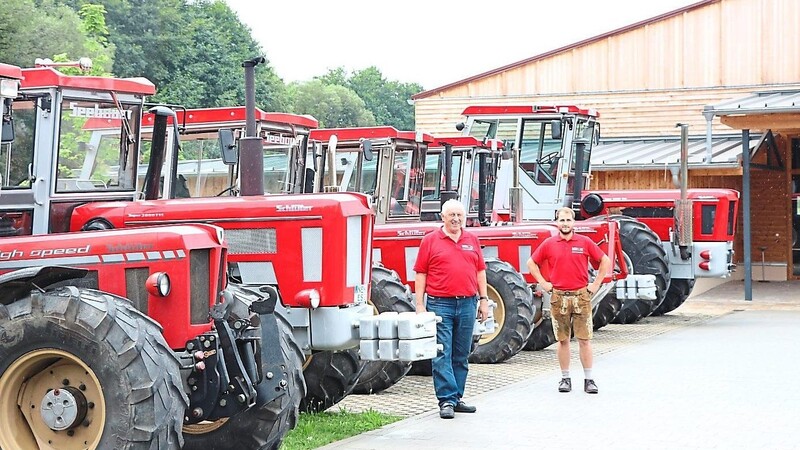 Die beiden Vorsitzenden Helmut Seebauer und Florian Weingärtner (rechts) hatten die Traktortour organisiert.