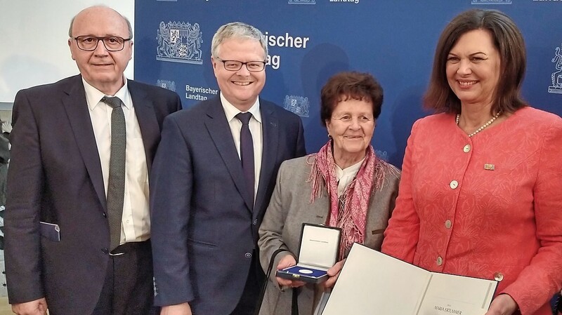 Ilse Aigner (rechts) überreichte die Verfassungsmedaille in Silber im Beisein von Landrat Neumeyer (links) und Bürgermeister Zeitler.