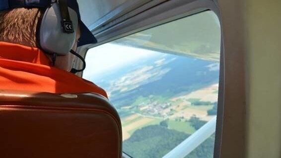 Ein Luftbeobachter fliegt über der Oberpfalz.