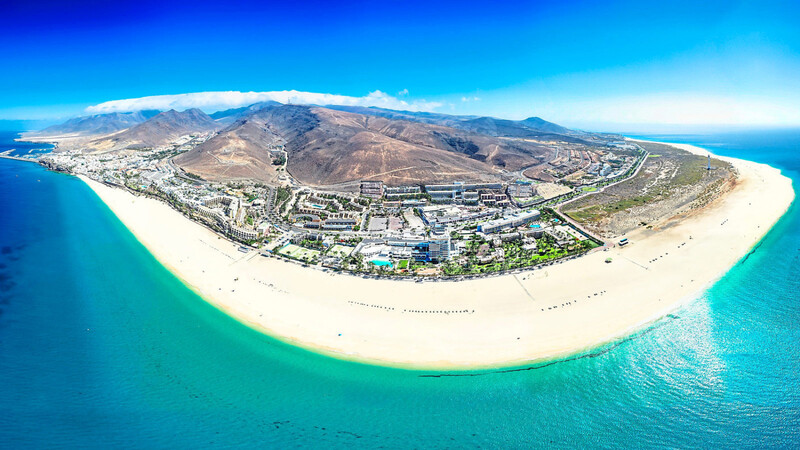 Drohnen machen es möglich: Unwiderstehlicher Blick auf Fuerteventura - mit Clubanlage.