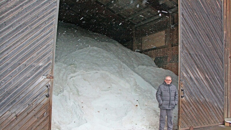 Der Winter kann kommen: Das Salzlager in Cham ist gut gefüllt, beweist Mario Höpfl, Leiter des städtischen Bauhofs.