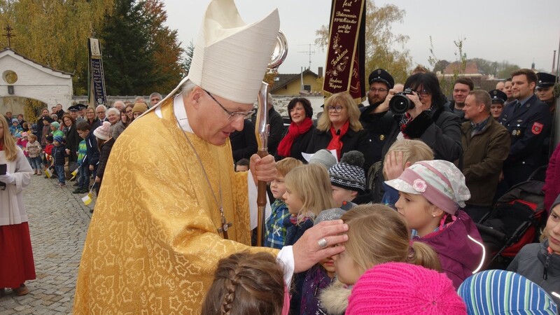 Bischof Dr. Rudolf Voderholzer segnete vor der Pfarrkirche die Kinder.