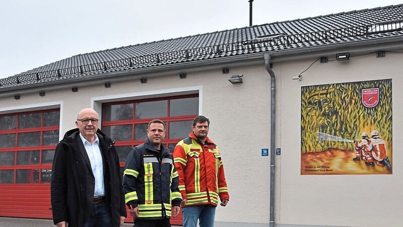 Vor dem Feuerwehrgerätehaus in Offenstetten weisen Landrat Martin Neumeyer, Kreisbrandrat Nikolaus Höfler und Kommandant Stefan Lanzl (v. l.) auf den Sirenenwarntag an diesem Donnerstag hin.
