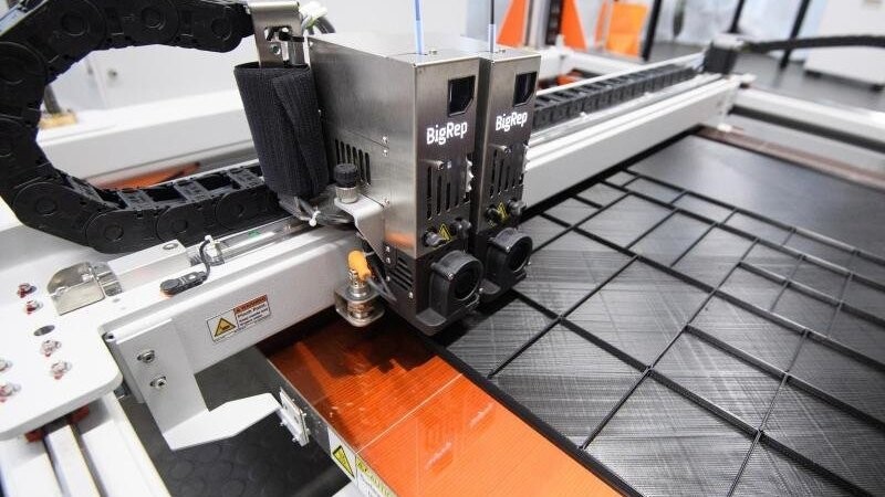 Ein großformatiger 3D-Drucker stellt Schubladen für ICE-Züge her.