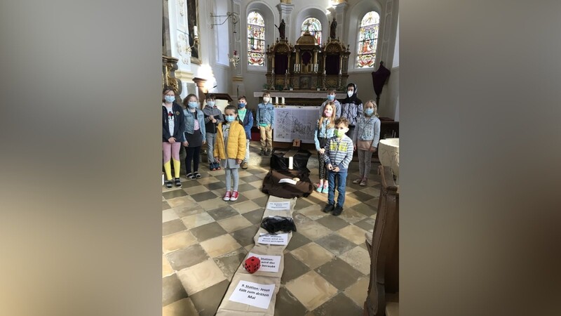 Kreuzwegandacht der Erstkommunionkinder: Zum gemeinsamen Foto in Oberglaim hatten bereits einige Kinder das Kreuz ausgepackt und umgehängt.
