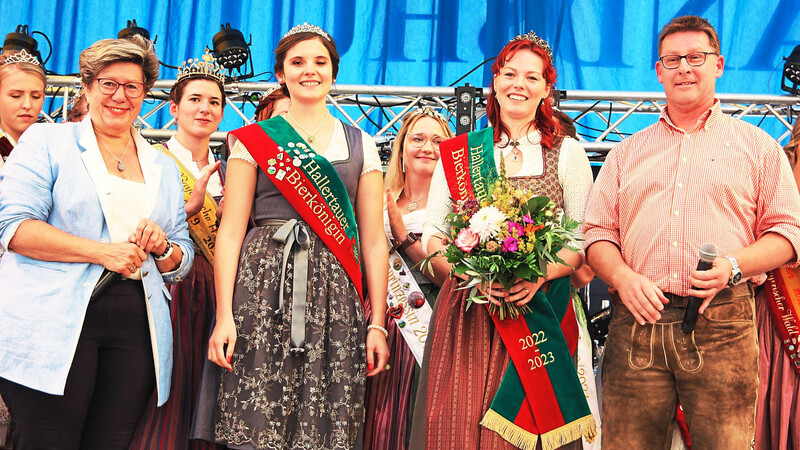 Nach drei Jahren Amtszeit hat Theresa Ecker (links) eine Nachfolgerin für das Amt der Hallertauer Bierkönigin gefunden.