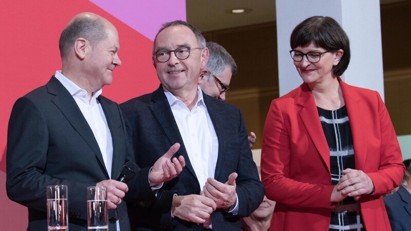 Norbert Walter-Borjans (M.) und Saskia Esken sollen SPD-Vorsitzende werden. Olaf Scholz hat die Abstimmung verloren.