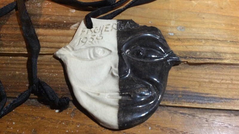 "Fischerball 1956" steht auf diesem Faschingsorden in Form einer Maske zum Umhängen.
