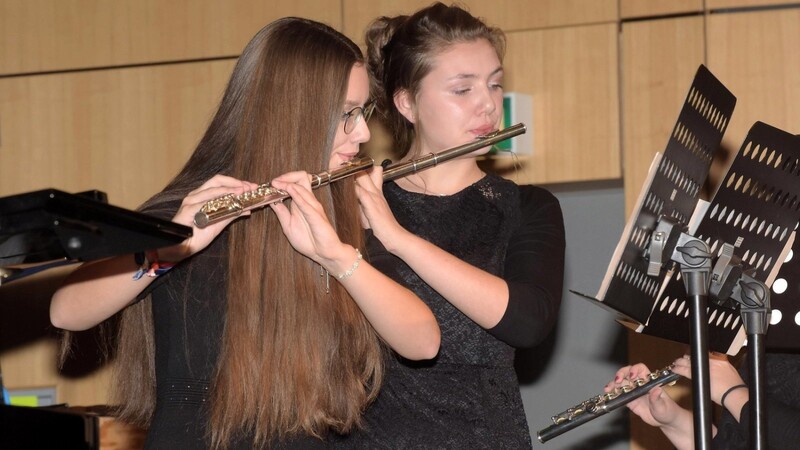 Katharina Maier (10c) und Johanna Riedl (10d) zauberten mit ihren Flöten eine weihnachtliche Stimmung.