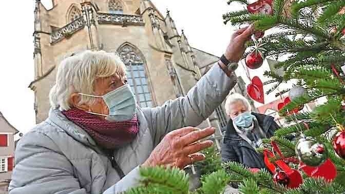 Die Maske bleibt angezogen - auch an Weihnachten.  Foto: Marijan Murat / dpa