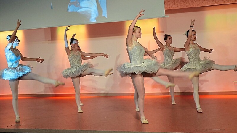 Die Ballettschülerinnen der Städtischen Musikschule beeindruckten beim "Karneval der Tiere" als stolzierende Schwäne.