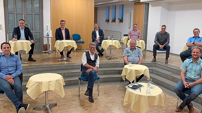 Im Saal des Plattlinger Bürgerspitals fand das lockere Gespräch der neuen Bürgermeister im Landkreis Deggendorf mit Staatsminister Bernd Sibler mit viel Abstand statt.