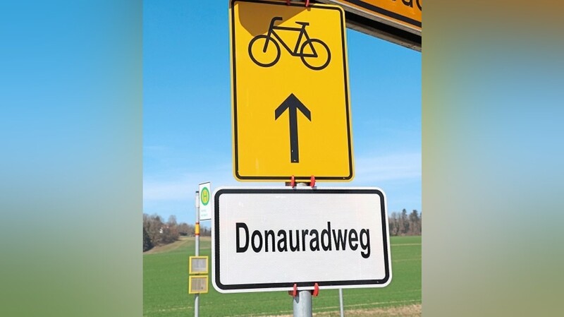 Hier geht es lang: Ein Hinweisschild zum Verlauf des Donauradwegs.