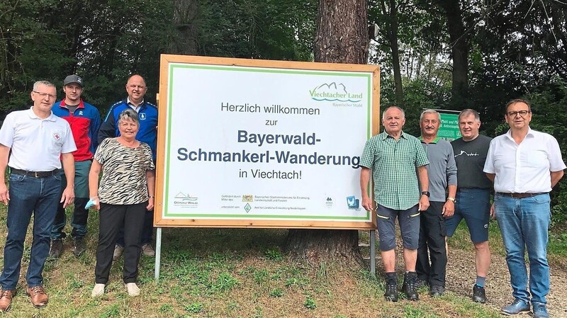 Die Helfer sind schon mal startklar für die 5. Bayerwald-Schmankerl-Wanderung. Sie findet an diesem Sonntag statt.