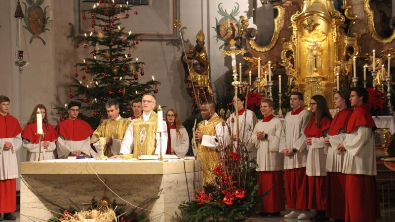 Diakon Josef Aigner (v.li.) Pfarrer Werner Konrad und Pater Emmanuel bei der Gabenbereitung am Altar, umringt von den Messdienern.