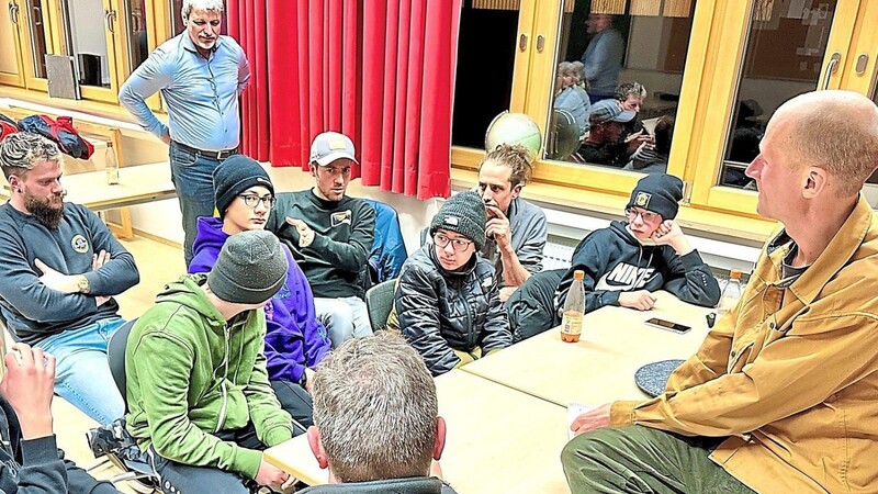 Projektplaner Podlesny von "Schneestern" bespricht mit Further Skatern und Bikern Wünsche und Ideen, wie die Anlage gestaltet werden soll.