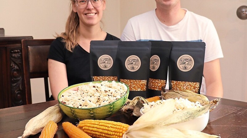 Erst Popcornfans, jetzt Unternehmer: Anna Ehrmaier und Simon Gandorfer, beide 23, stecken hinter "Ampertaler Popcorn".