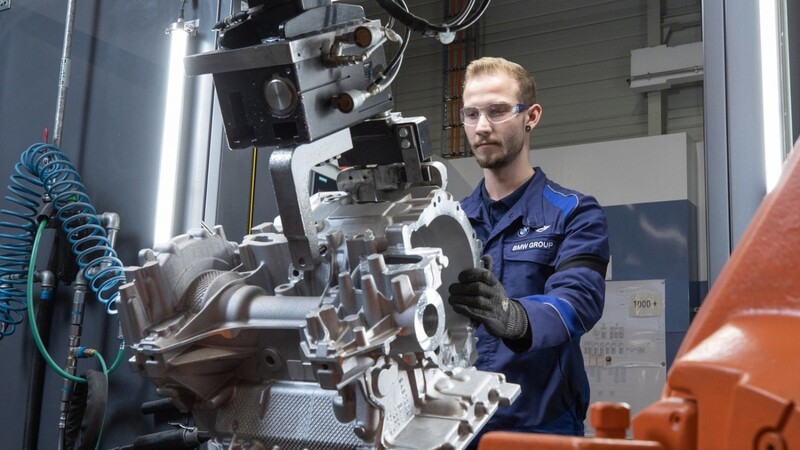 Im BMW Group Werk Landshut produzieren rund 3.600 Mitarbeiter Motor-, Fahrwerks- und Karosseriestrukturkomponenten aus Leichtmetallguss, Kunststoffkomponenten für das Fahrzeugexterieur, Karosseriekomponenten aus Carbon, Cockpit- und Ausstattungsumfänge, Komponenten für elektrische Antriebssysteme, Sondermotoren sowie Gelenkwellen.