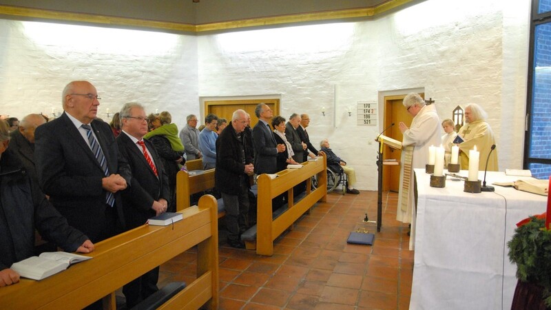 Stadtpfarrer Peter König und Pater Peter Berger zelebrierten den Gottesdienst in der Altenheim-Kapelle, der den Auftakt für die Adventsfeier im Heim bildete.