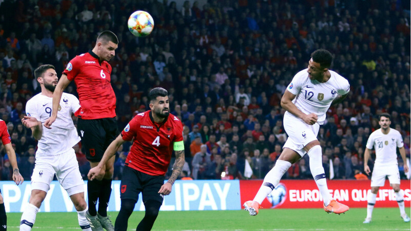 Sein erster Treffer im französischen Nationalteam: Corentin Tolisso (r.) köpft gegen Albanien zur 1:0-Führung ein.