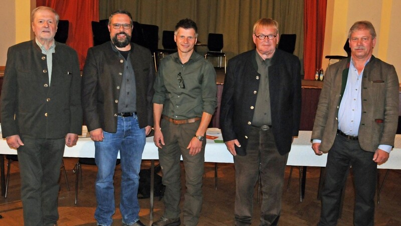 Der bisherige Vorsitzende Bruno Ebner, 2. Vorsitzender Toni Späth (neu), 1. Vorsitzender Roland Heigl (neu), Schriftführer Alois Dachs und Schatzmeister Heinz Schweiger.
