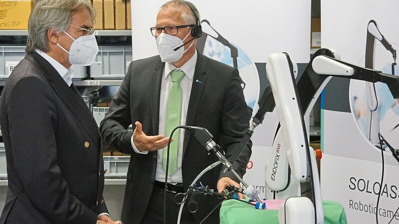 Firmenchef Robert Geiger (rechts) erklärt Regierungspräsident Axel Bartelt, was Roboter im OP-Saal leisten können.