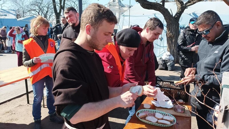 Am Bahnhof von Lwiw werden Brote an die ankommenden Flüchtlinge verteilt.