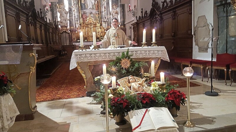 Die Christmette an Heiligabend wurde in St. Jakob feierlich begangen, mit dem Kind in der Krippe im Mittelpunkt und mit prächtigen Christbäumen.