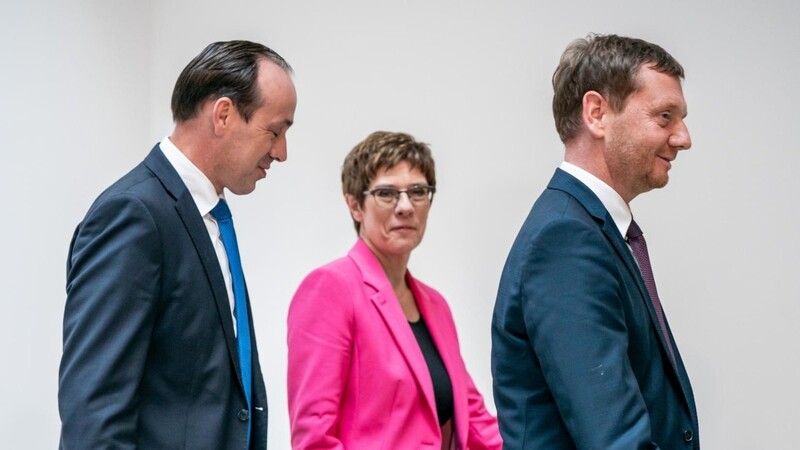 CDU-Wahlverlierer unter sich: Parteivorsitzende Annegret Kramp-Karrenbauer zwischen Sachsens Ministerpräsident Michael Kretschmer (r.) und dem Brandenburger CDU-Chef Ingo Senftleben.
