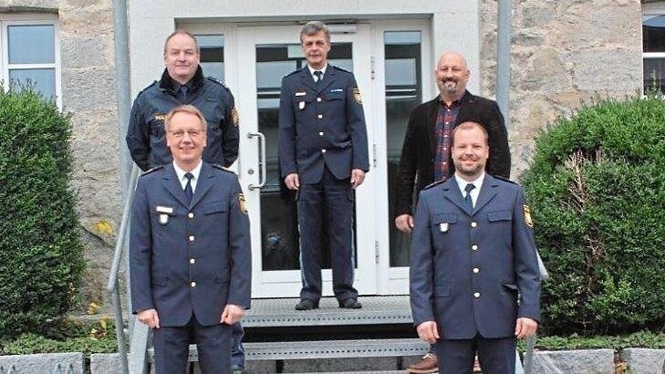 Polizeivizepräsident Manfred Jahn (vo. li.), Andreas Ertl (vo.re.), Ludwig Günzkofer (hi.li.), Josef Hagengruber (hi.re.) und Dienststellenleiter Rainer Leutsch.
