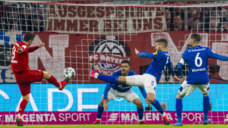 Robert Lewandowski erzielte das 1:0 gegen Schalke 04.