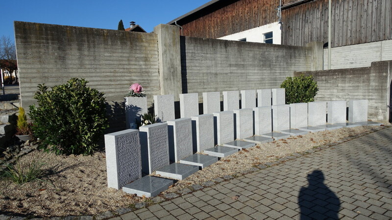 Neu angelegt und bepflanzt wurde die Erdurnenanlage im Steinacher Friedhof.