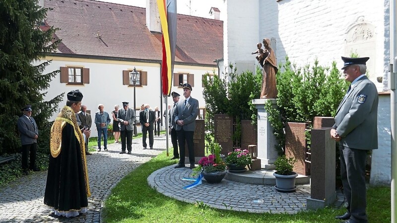 KRK-Vorsitzender Josef Moser (Mitte) legte eine Schale am Kriegerdenkmal ab.