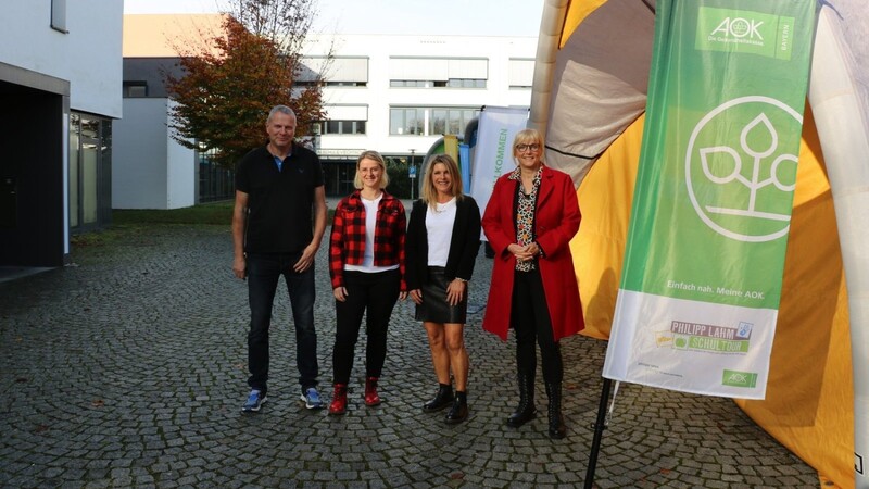 Schulleiter Stefan Spindler (v.l.), Simone Kopp, Astrid Seidel von der erweiterten Schulleitung und Maria Schmid zeigten sich erfreut darüber, dass die Schultour in Viechtach Halt machte.