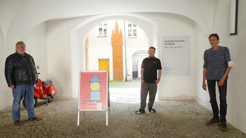Museumsleiter Prof. Dr. Günther Moosbauer und die Künstler Pablo Koschant und Alfred Dick freuen sich über "Plakat 100" im Gäubodenmuseum.